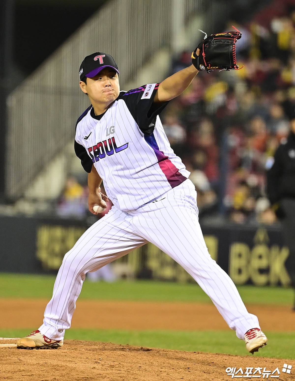 LG 트윈스 장현식이 경기에 등판해 투구하고 있다. 엑스포츠뉴스 DB