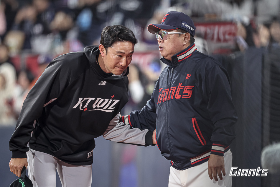 제춘모 KT 투수코치(왼쪽)은 11일 수원KT위즈파크에서 열린 '2025 신한 SOL Bank KBO 리그' KT와 더블헤더 2경기가 끝난 뒤 김태형 롯데 감독을 찾아 고개 숙였다. 롯데 자이언츠