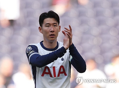 손흥민이 11일(한국시간) 영국 런던에 있는 토트넘 홋스퍼 스타디움에서 열린 토트넘과 크리스탈 팰리스의 2024-2025시즌 프리미어리그 36라운드 홈 경기에 교체로 출전해 그라운드를 밟았다. 연합뉴스