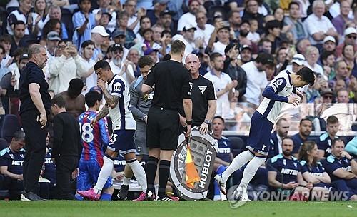 손흥민이 11일(한국시간) 영국 런던에 있는 토트넘 홋스퍼 스타디움에서 열린 토트넘과 크리스탈 팰리스의 2024-2025시즌 프리미어리그 36라운드 홈 경기에 교체로 출전해 그라운드를 밟았다. 연합뉴스