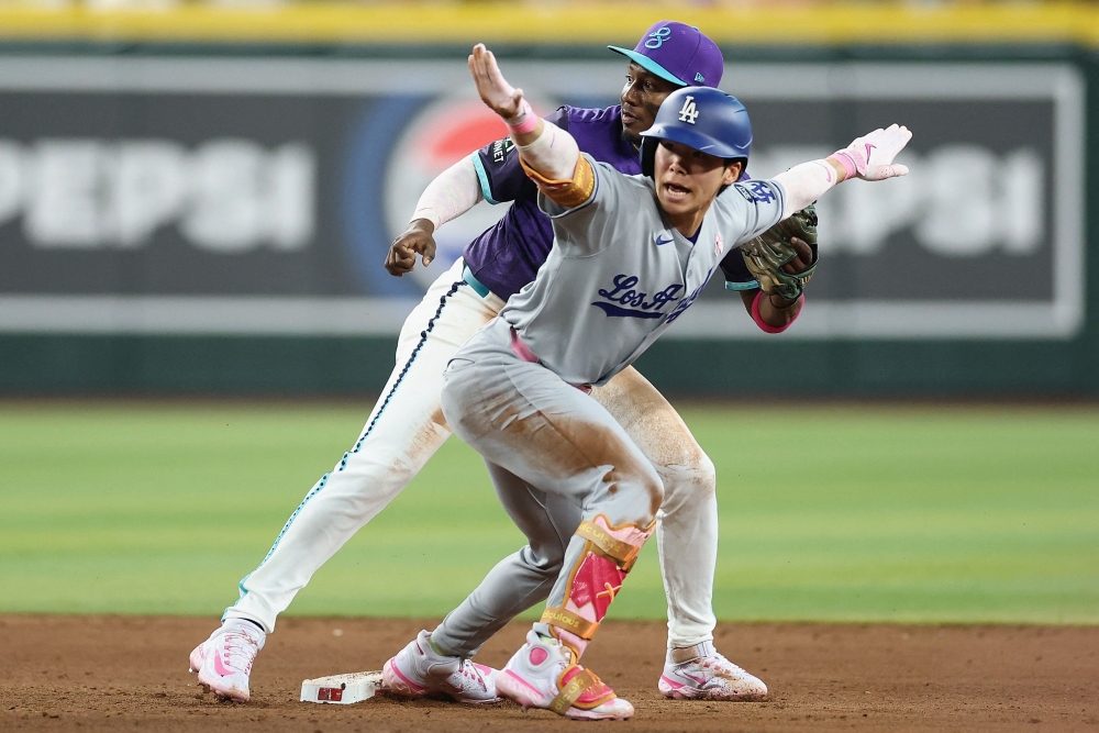 LA 다저스 김혜성이 12일 미국 애리조나주 피닉스의 체이스필드에서 열린 2025 미국프로야구 메이저리그 애리조나 다이아몬드백스와의 원정경기에 8번타자 겸 2루수로 선발 출전해 3타수 1안타를 기록했다. 시즌 타율은 0.316에서 0.318로 소폭 상승했다. AFP 연합뉴스