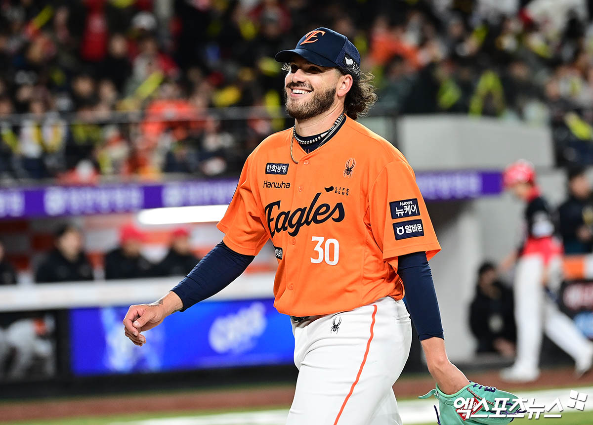 28일 오후 대전한화생명볼파크에서 열린 '2025 신한 SOL Bank KBO리그' 한화 이글스와 KIA 타이거즈의 경기, 7회초 종료 후 한화 선발투수 폰세가 더그아웃으로 향하고 있다. 엑스포츠뉴스 DB