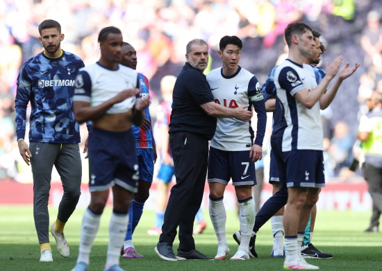 손흥민은 12일(이하 한국시간) 영국 런던의 토트넘 홋스퍼 스타디움에서 열린 크리스털 팰리스와의 2024-2025 잉글리시 프리미어리그(EPL) 36라운드 홈 경기에서 교체 선수 명단에 이름을 올린 뒤 토트넘이 0-2로 끌려가던 후반 13분 페드로 포로가 나오면서 투입됐다. 손흥민은 32분간 뛰면서 슈팅도 하고 드리블도 했다. 손흥민은 이날 출전으로 프리미어리그 통산 출전 332회를 기록하면서 33년간 축구종가 최상위 레벨의 축구 리그를 뛴 수많은 선수들 중 출전 순위 98위를 기록하게 됐다. 연합뉴스