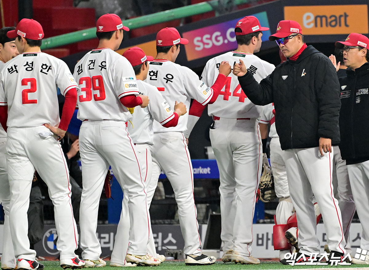 11일 오후 인천SSG랜더스필드에서 열린 '2025 신한 SOL Bank KBO리그' KIA 타이거즈와 SSG 랜더스의 더블헤더 2차전 경기, SSG가 선발 김광현의 호투에 힘입어 KIA에 5:1로 승리하며 더블헤더 싹쓸이 승리에 성공했다.  이날 경기에서 승리한 SSG 이숭용 감독이 선수단과 함께 기뻐하고 있다. 인천, 김한준 기자