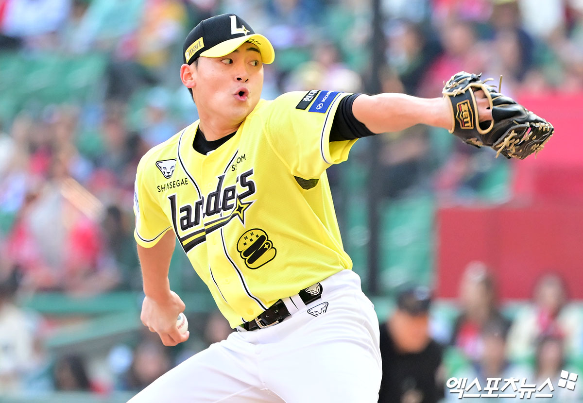 11일 오후 인천SSG랜더스필드에서 열린 '2025 신한 SOL Bank KBO리그' KIA 타이거즈와 SSG 랜더스의 경기, 9회초 SSG 조병현이 공을 힘차게 던지고 있다. 인천, 김한준 기자