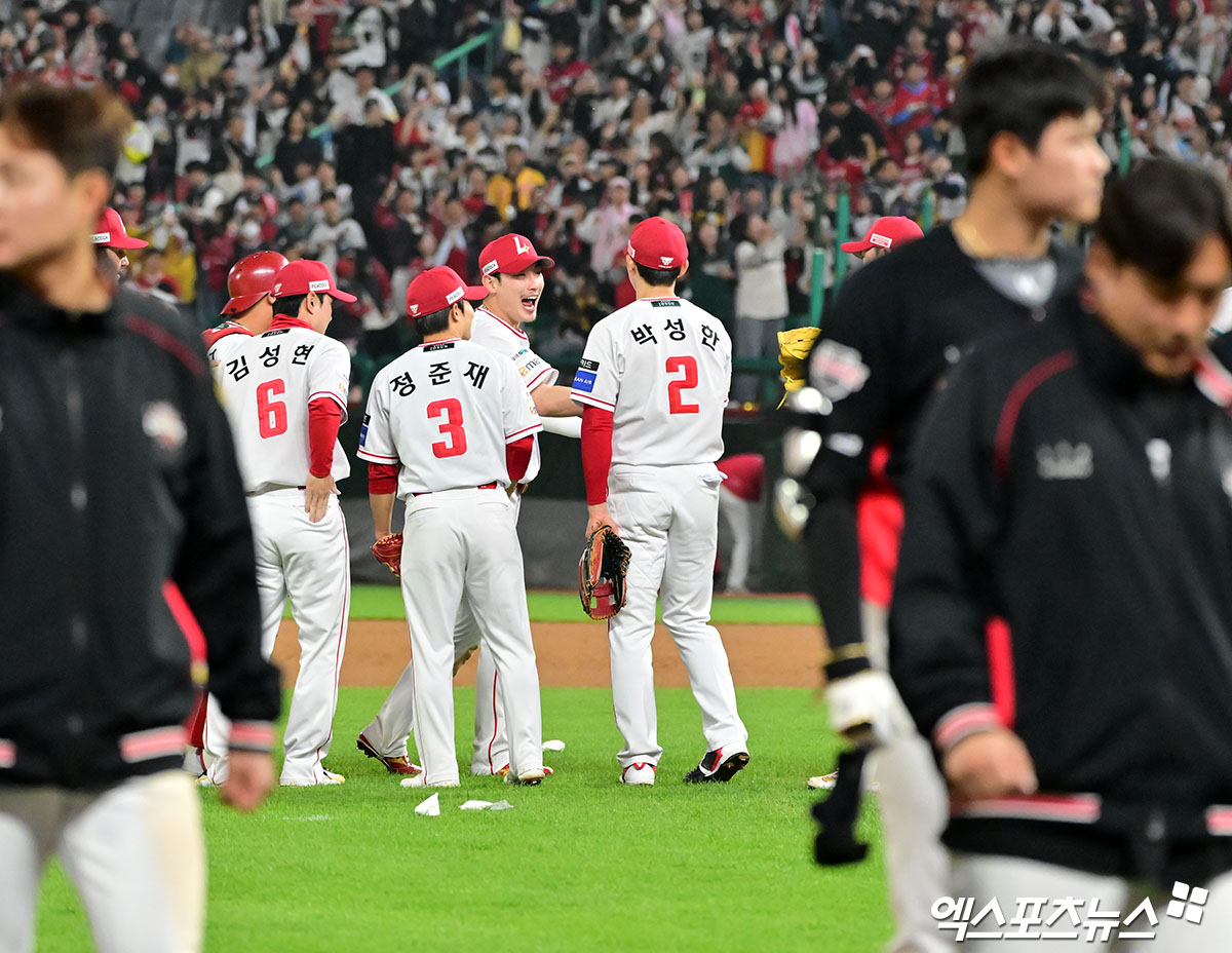 11일 오후 인천SSG랜더스필드에서 열린 '2025 신한 SOL Bank KBO리그' KIA 타이거즈와 SSG 랜더스의 더블헤더 2차전 경기, SSG가 선발 김광현의 호투에 힘입어 KIA에 5:1로 승리하며 더블헤더 싹쓸이 승리에 성공했다.  이날 경기에서 승리한 SSG 선수들이 기뻐하고 있다. 인천, 김한준 기자