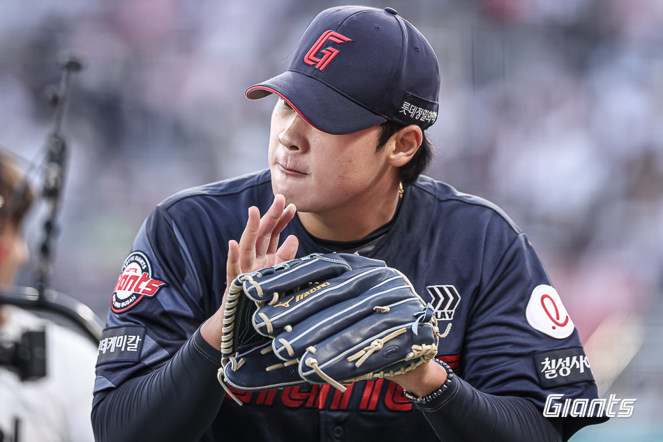 롯데 투수 이민석은 지난 11일 수원KT위즈파크에서 열린 '2025 신한 SOL Bank KBO 리그' KT와 더블헤더 2경기에서 선발 등판했다. 6이닝 1실점으로 퀄리티스타트 호투를 선보여 눈길을 끌었다. 롯데 자이언츠