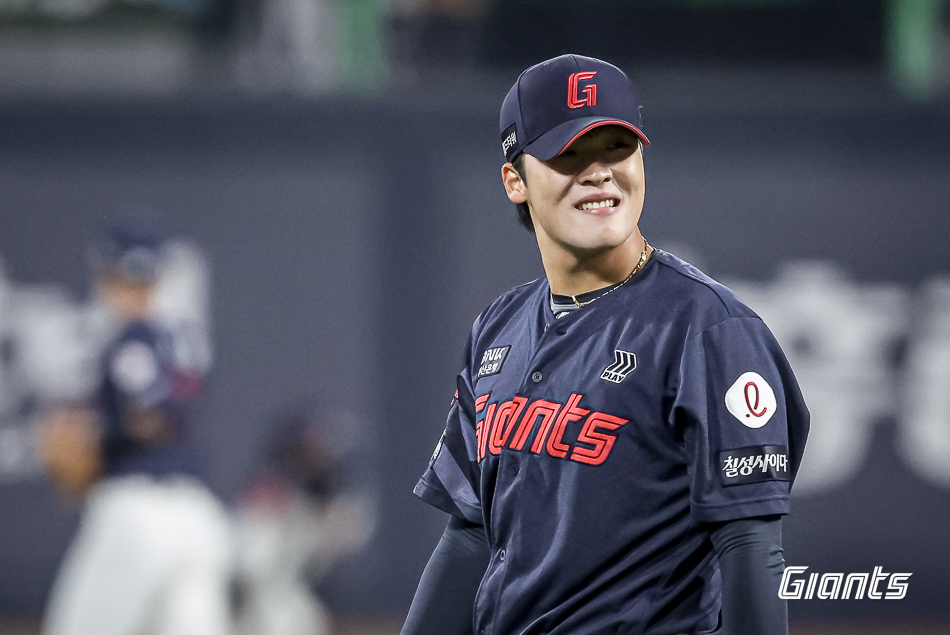 롯데 투수 이민석은 지난 11일 수원KT위즈파크에서 열린 '2025 신한 SOL Bank KBO 리그' KT와 더블헤더 2경기에서 선발 등판했다. 6이닝 1실점으로 퀄리티스타트 호투를 선보여 눈길을 끌었다. 롯데 자이언츠