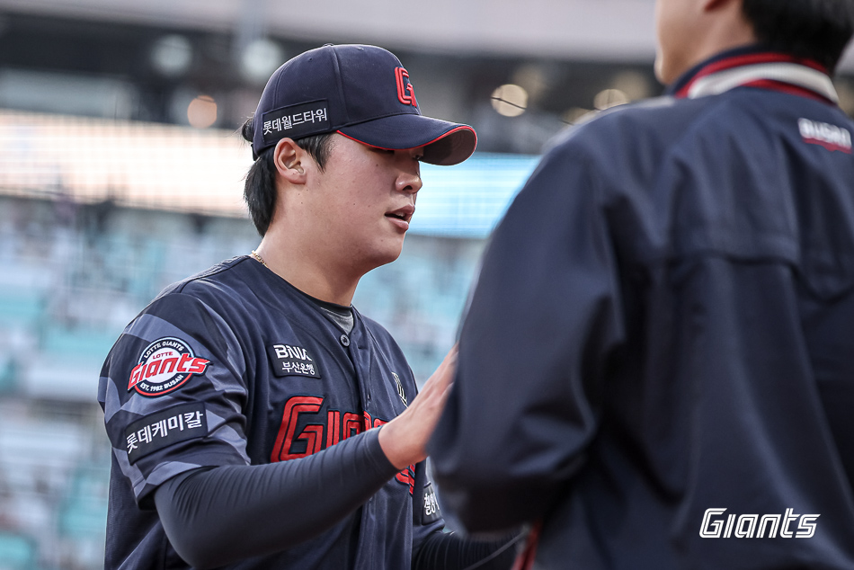 롯데 투수 이민석은 지난 11일 수원KT위즈파크에서 열린 '2025 신한 SOL Bank KBO 리그' KT와 더블헤더 2경기에서 선발 등판했다. 6이닝 1실점으로 퀄리티스타트 호투를 선보여 눈길을 끌었다. 롯데 자이언츠