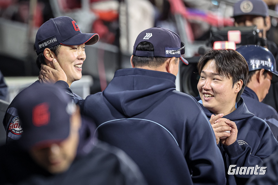 롯데 투수 이민석(왼쪽 첫 번째)은 지난 11일 수원KT위즈파크에서 열린 '2025 신한 SOL Bank KBO 리그' KT와 더블헤더 2경기에서 선발 등판했다. 6이닝 1실점으로 퀄리티스타트 호투를 선보여 눈길을 끌었다. 롯데 자이언츠