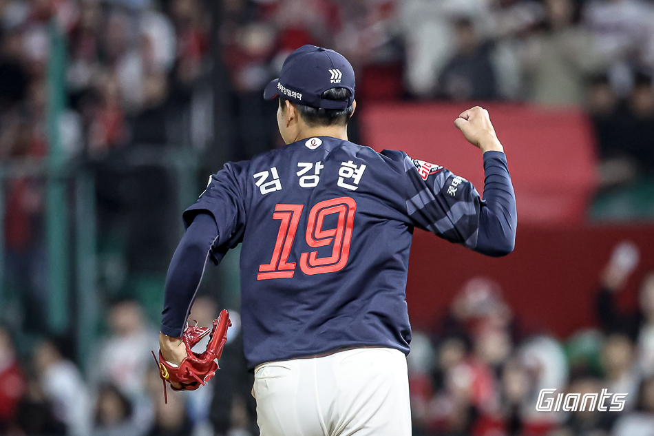 롯데 투수 김강현은 지난 10일 수원KT위즈파크에서 열린 '2025 신한 SOL Bank KBO 리그' KT 위즈와 주말 3연전 첫 경기에서 구원 등판했다. 1.1이닝 무실점으로 호투해 생애 첫 승을 기록했다. 롯데 자이언츠