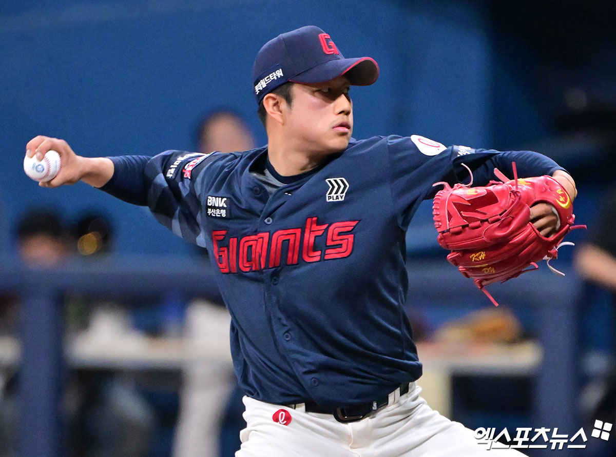 롯데 투수 김강현은 지난 10일 수원KT위즈파크에서 열린 '2025 신한 SOL Bank KBO 리그' KT 위즈와 주말 3연전 첫 경기에서 구원 등판했다. 1.1이닝 무실점으로 호투해 생애 첫 승을 기록했다. 엑스포츠뉴스 DB