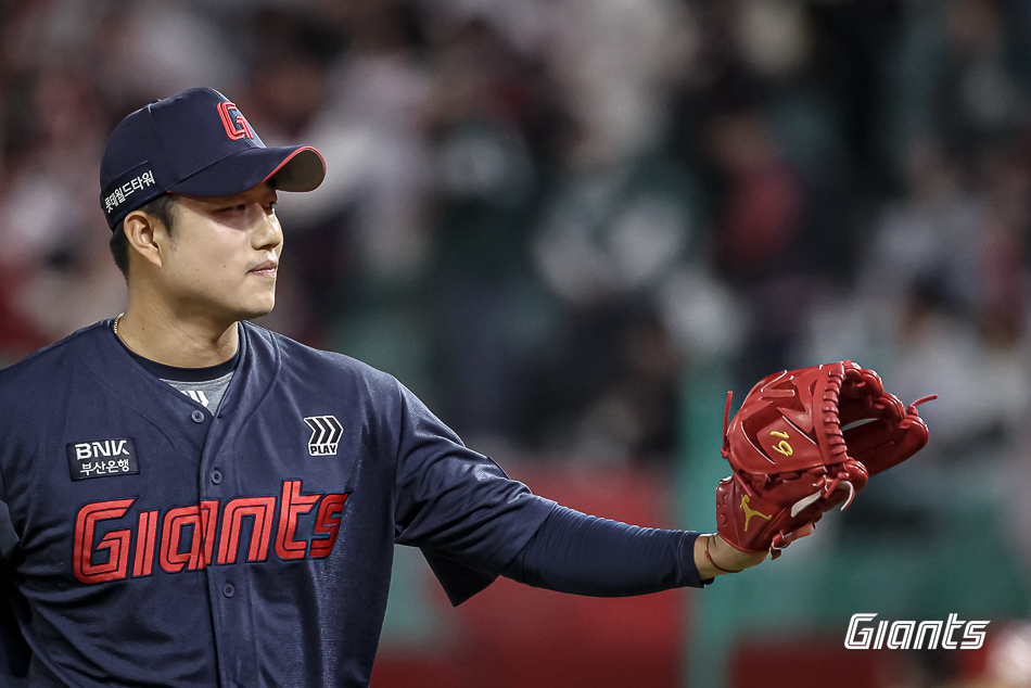 롯데 투수 김강현은 지난 10일 수원KT위즈파크에서 열린 '2025 신한 SOL Bank KBO 리그' KT 위즈와 주말 3연전 첫 경기에서 구원 등판했다. 1.1이닝 무실점으로 호투해 생애 첫 승을 기록했다. 롯데 자이언츠