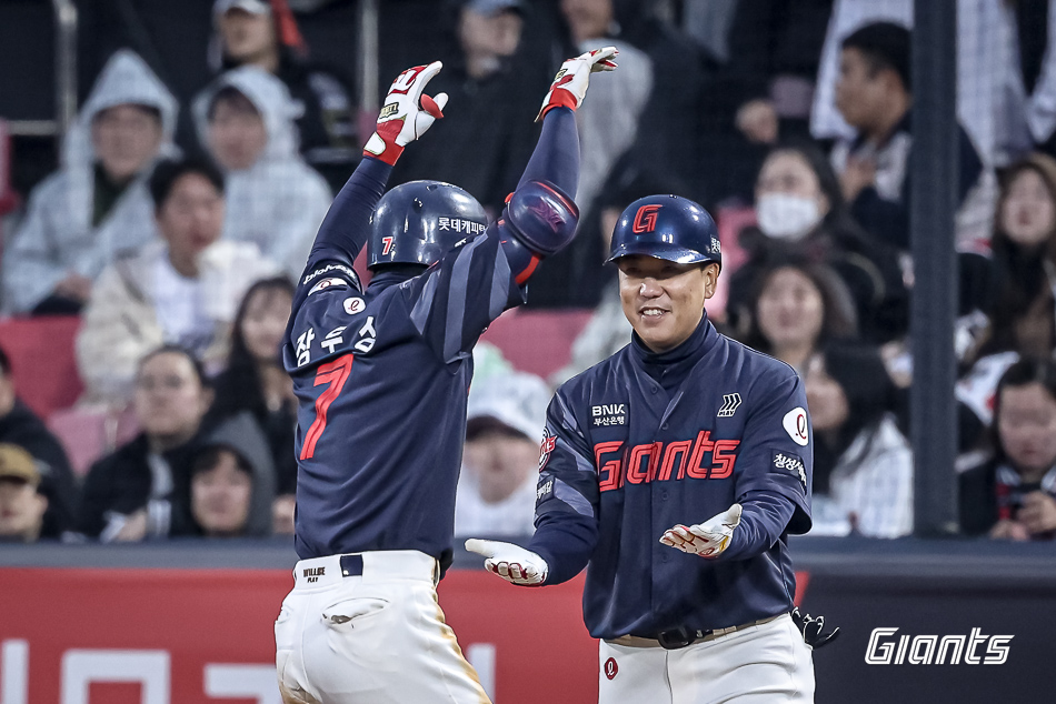 롯데 외야수 장두성(사진, 왼쪽)은 콘택트 능력을 끌어올려 롯데 외야에 활력을 불어넣고 있다. 황성빈이 부상 이탈한 만큼 그 공백을 채워줄지도 많은 관심이 쏠린다. 롯데 자이언츠