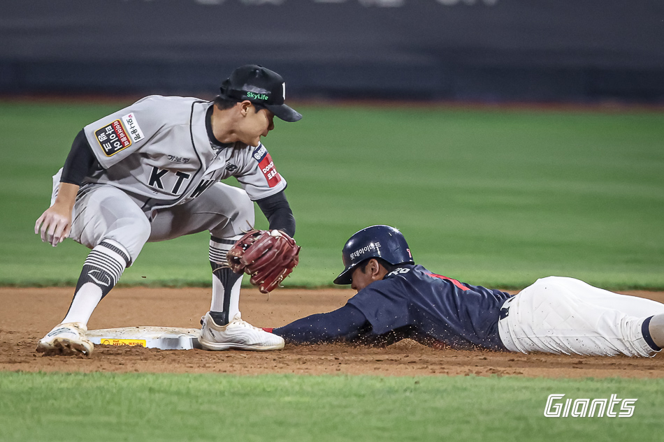 롯데 외야수 장두성(사진, 오른쪽)은 콘택트 능력을 끌어올려 롯데 외야에 활력을 불어넣고 있다. 황성빈이 부상 이탈한 만큼 그 공백을 채워줄지도 많은 관심이 쏠린다. 롯데 자이언츠