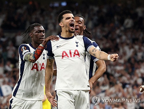 케인이 11일(한국시간) 뮌헨 소식을 전하는 '바이에른 앤 저머니'에 따르면 친정팀인 토트넘 홋스퍼의 유럽축구연맹(UEFA) 유로파리그 결승 진출에 축하를 건내며 우승을 기원했다. 연합뉴스