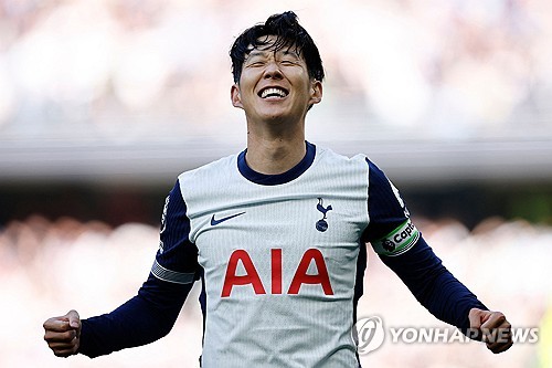손흥민(토트넘 홋스퍼)의 소속사 손앤풋볼리미티드는 15일 공갈 혐의 고소에 관한 수사 진행 소식과 관련해 입장문을 발표했다. 14일 연합뉴스에 따르면 서울 강남경찰서는 지난 7일 손흥민의 고소장을 접수해 지난해 6월 손흥민에게 임신했다고 거짓말을 하며 손흥민으로부터 수억원 상당의 금품을 갈취하려고 한 20대 여성과 40대 남성을 공갈 혐의로 입건해 수사 중이라고 밝혔다. 이에 손앤풋볼리미티드는 명백한 허위 사실로 공갈 협박을 해온 일당에게 선처 없이 처벌될 수 있도록 강력 법적 대응 할 것이라고 밝혔다. 연합뉴스