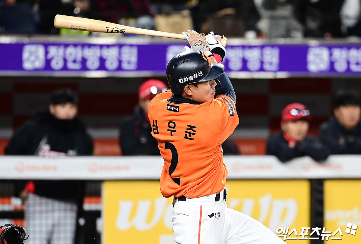 한화 내야수 심우준은 지난 10일 고척스카이돔에서 열린 '2025 신한 SOL Bank KBO 리그' 키움전에서 4회초 손현기의 포심 패스트볼에 왼쪽 무릎을 맞았다. 검진 결과 비골 골절이 확인돼 12일 1군 엔트리에서 빠졌다. 엑스포츠뉴스 DB