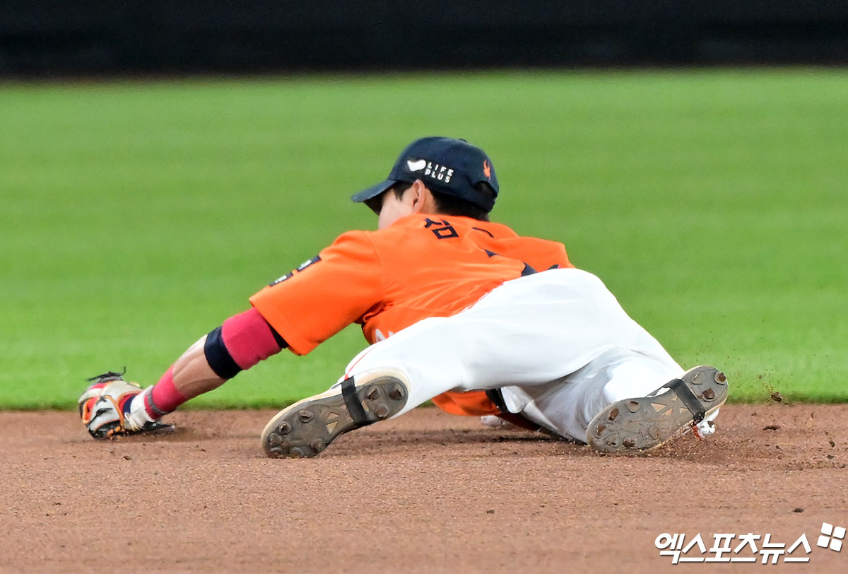 한화 내야수 심우준은 지난 10일 고척스카이돔에서 열린 '2025 신한 SOL Bank KBO 리그' 키움전에서 4회초 손현기의 포심 패스트볼에 왼쪽 무릎을 맞았다. 검진 결과 비골 골절이 확인돼 12일 1군 엔트리에서 빠졌다. 엑스포츠뉴스 DB