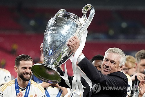 브라질축구협회는 13일(한국시간) 공식 홈페이지를 통해 카를로 안첼로티 감독을 브라질 축구 국가대표팀 감독으로 선임한다고 공식 발표했다. 안첼로티는 감독 커리어에서 처음으로 대표팀 감독을 맡는다. 1992년 선수 생활을 은퇴한 뒤, 그는 아리고 사키 감독이 이끄는 이탈리아 축구 국가대표팀 수석코치를 3년간 경험한 바 있다. 이때가 처음이자 마지막 대표팀 코치진 경험이다. 연합뉴스