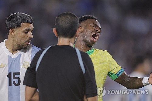 브라질축구협회는 13일(한국시간) 공식 홈페이지를 통해 카를로 안첼로티 감독을 브라질 축구 국가대표팀 감독으로 선임한다고 공식 발표했다. 안첼로티는 감독 커리어에서 처음으로 대표팀 감독을 맡는다. 1992년 선수 생활을 은퇴한 뒤, 그는 아리고 사키 감독이 이끄는 이탈리아 축구 국가대표팀 수석코치를 3년간 경험한 바 있다. 이때가 처음이자 마지막 대표팀 코치진 경험이다. 연합뉴스