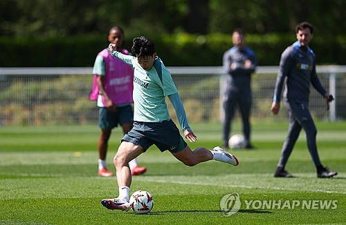 안지 포스테코글루 감독이 12일(한국시간) 영국 런던에 있는 토트넘 훈련장 토트넘 홋스퍼 웨이에서 진행된 유럽축구연맹(UEFA) 유로파리그 결승전 미디어 데이 기자회견에서 손흥민이 결승전에 출전하는 것이 목표라고 말했다. 손흥민은 지난 주말 크리스탈 팰리스와의 2024-2025시즌 프리미어리그 36라운드 홈 경기에 교체 출전하며 부상에서 돌아왔다. 연합뉴스