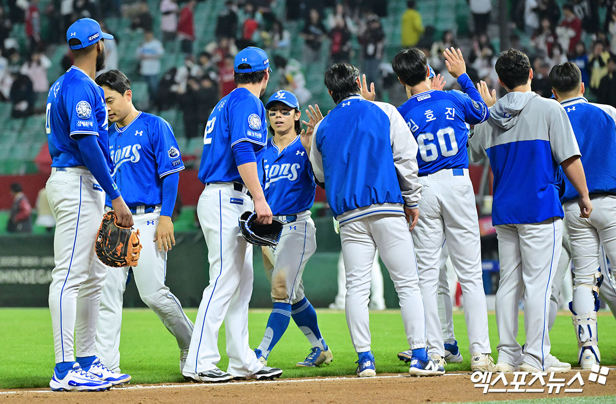 삼성 라이온즈 선수들이 경기에서 승리 후 세리머니하고 있다. 엑스포츠뉴스 DB