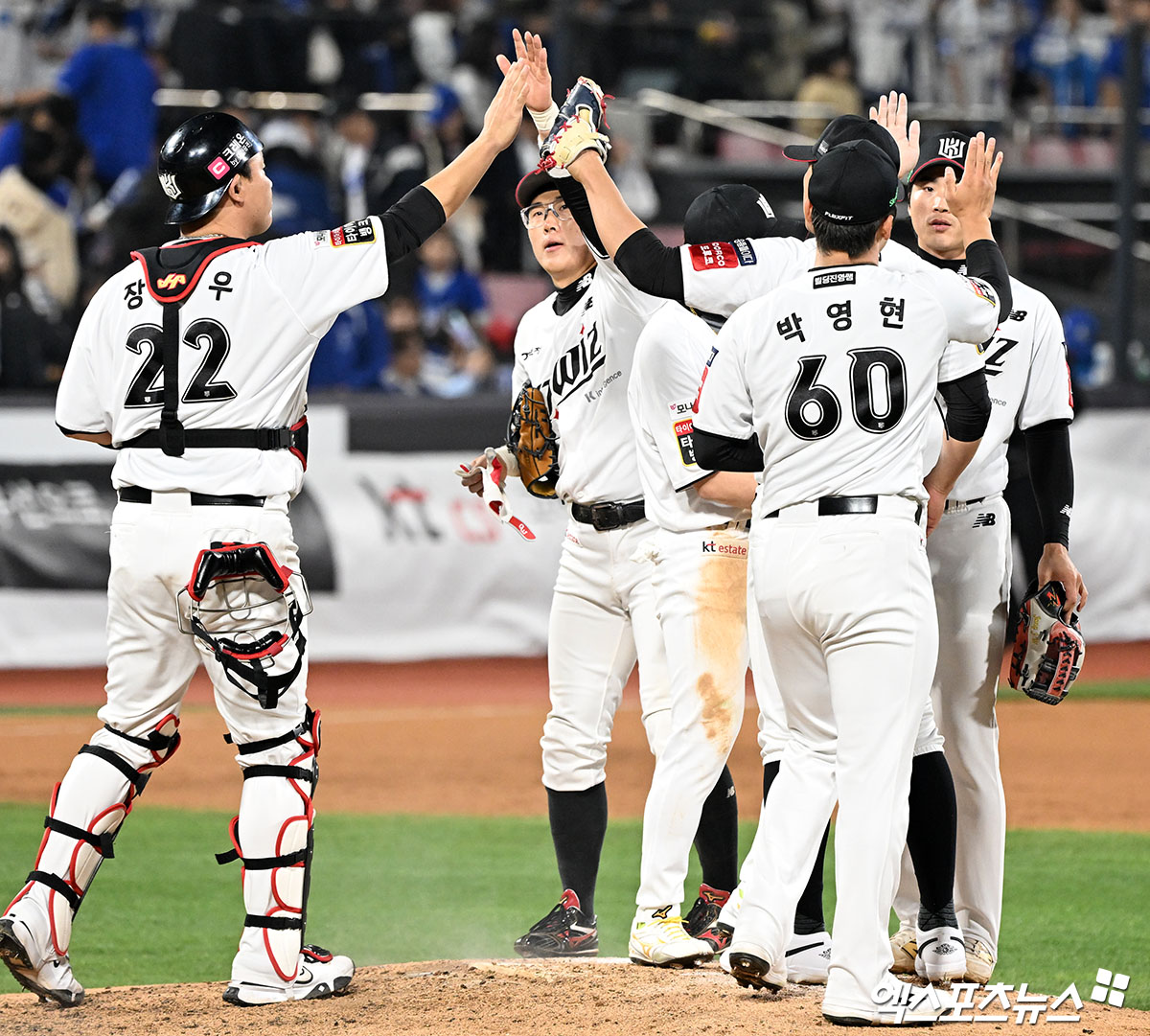 KT 위즈 선수들이 경기에서 승리 후 세리머니하고 있다. 엑스포츠뉴스 DB