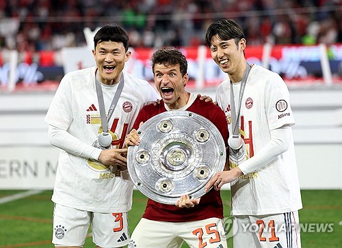 바이에른 뮌헨이 지난 11일 홈구장인 독일 뮌헨 알리안츠 아레나에서 2024-2025시즌 독일 분데스리가 우승 세리머니를 펼친 가운데 같은 포지션 경쟁자로 다음 시즌 프랑스 AS 모나코와 3년 계약한 에릭 다이어가 김민재의 우승 세리머니를 권하기 위해 멱살을 잡는 장면이 화제가 되고 있다. 시상식장에서 그 만큼 김민재를 챙겨줬다는 뜻이다. 김민재가 이토 히로키와 함께 토마스 뮐러 마지막 경기 기념 포즈를 취하고 있다. 연합뉴스