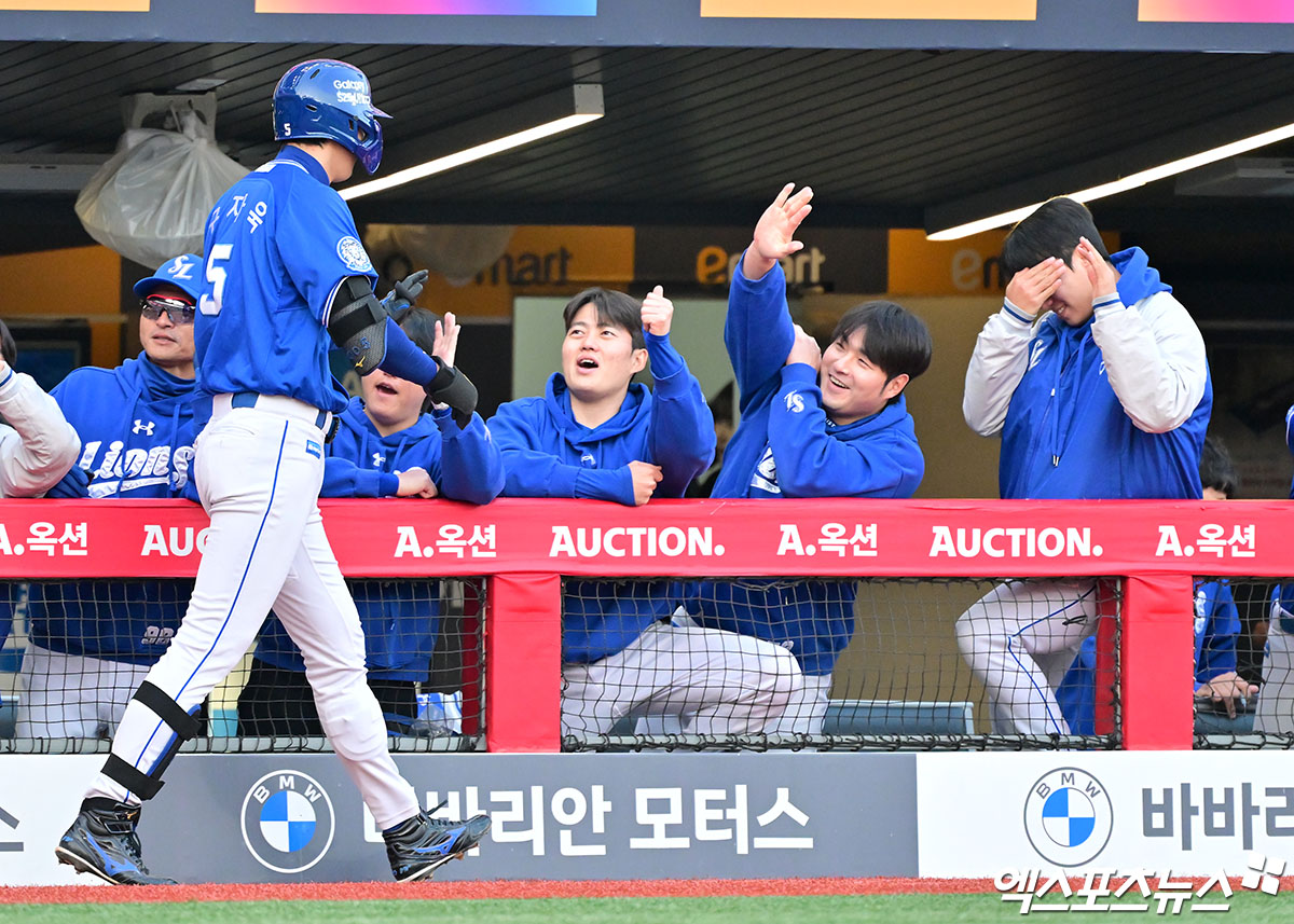 삼성 라이온즈 구자욱이 경기에서 홈런을 친 뒤 동료들과 하이파이브하고 있다. 엑스포츠뉴스 DB