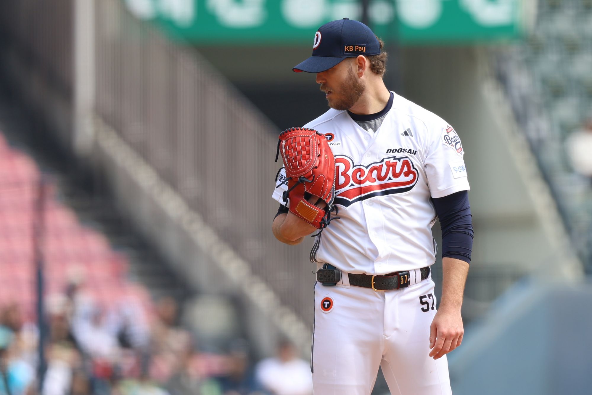 두산 베어스 콜어빈은 지난 11일 서울 잠실구장에서 열린 2025 신한 SOL Bank KBO리그 NC 다이노스와의 더블헤더 1차전에서 선발투수로 등판했으나 2⅓이닝 3피안타와 7사사구 1탈삼진 8실점으로 무너졌다. 이날 콜어빈은 강판 과정에서포수 양의지와 박정배 투수코치를 어깨로 밀치고 마운드를 내려가고, 공을 패대기 치는 등의 행동으로 논란이 됐다. 두산 베어스