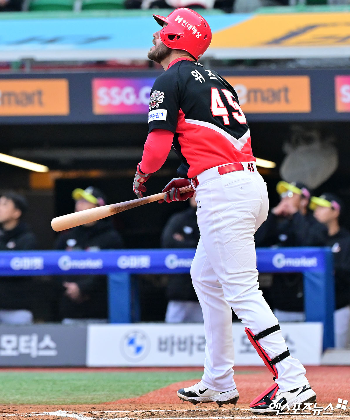 10일 오후 인천SSG랜더스필드에서 열린 '2025 신한 SOL Bank KBO리그' KIA 타이거즈와 SSG 랜더스의 경기, 6회초 1사 3루 KIA 위즈덤이 1타점 희생플라이 타구를 날리고 있다. 엑스포츠뉴스 DB