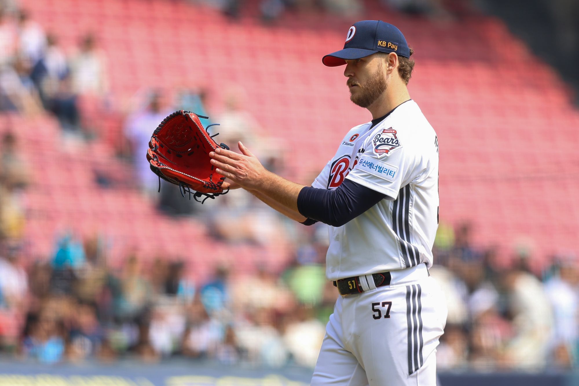 두산 베어스 콜어빈은 지난 11일 서울 잠실구장에서 열린 2025 신한 SOL Bank KBO리그 NC 다이노스와의 더블헤더 1차전에서 선발투수로 등판했으나 2⅓이닝 3피안타와 7사사구 1탈삼진 8실점으로 무너졌다. 이날 콜어빈은 강판 과정에서포수 양의지와 박정배 투수코치를 어깨로 밀치고 마운드를 내려가고, 공을 패대기 치는 등의 행동으로 논란이 됐다. 두산 베어스