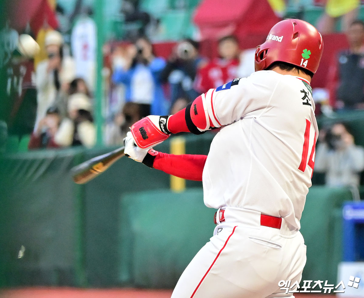 최정은 13일 인천 미추홀구 SSG랜더스필드에서 진행되는 '2025 신한 SOL 뱅크 KBO리그' NC 다이노스-SSG 랜더스 맞대결에서 홈팀인 SSG 3번 지명타자로 선발 출전한 뒤 SSG가 0-2로 뒤지던 6회말 2사 1루 상황에서 3번째 타석에 등장, 상대 외인 투수 벤저민 라일리 톰프슨의 6구 135km/h 슬라이더를 받아쳐 좌측 담장을 넘어가는 비거리 110m 짜리 투런포를 때리고 KBO리그 최초 개인 통산 500호 홈런을 일궈냈다. 엑스포츠뉴스DB