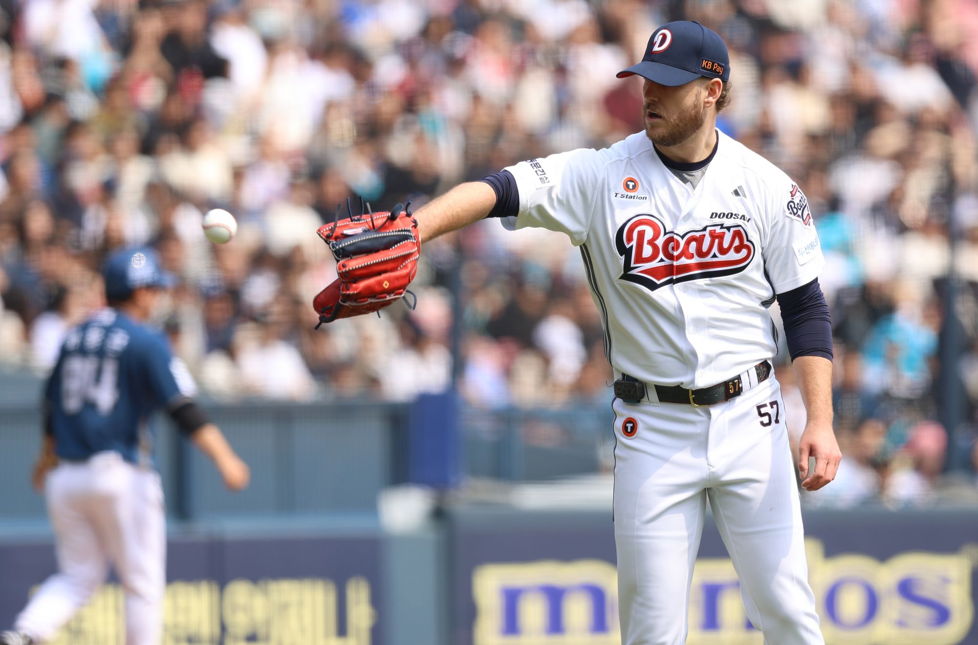 두산 베어스 콜어빈은 지난 11일 서울 잠실구장에서 열린 2025 신한 SOL Bank KBO리그 NC 다이노스와의 더블헤더 1차전에서 선발투수로 등판했으나 2⅓이닝 3피안타와 7사사구 1탈삼진 8실점으로 무너졌다. 이날 콜어빈은 강판 과정에서포수 양의지와 박정배 투수코치를 어깨로 밀치고 마운드를 내려가고, 공을 패대기 치는 등의 행동으로 논란이 됐다. 두산 베어스