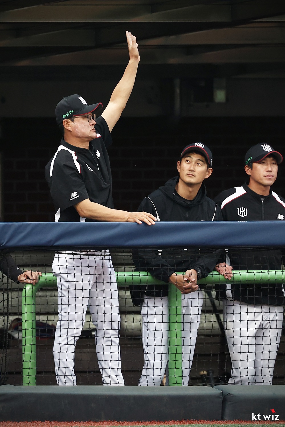 왼쪽에 선 KT 위즈 이종범 코치가 13일 포항 삼성 라이온즈전에서 선수에게 사인을 보내고 있다. KT 위즈