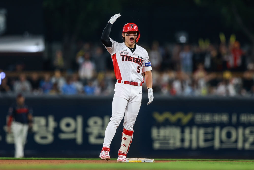 13일 오후 광주-KIA챔피언스필드에서 열린 '2025 신한 SOL Bank KBO리그' 롯데 자이언츠와 KIA 타이거즈의 경기, 5회말 2사 1, 2루 KIA 김도영이 2타점 2루타를 날린 뒤 기뻐하고 있다. KIA 타이거즈