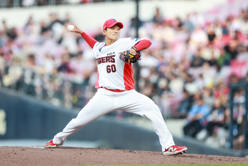 13일 오후 광주-KIA챔피언스필드에서 열린 '2025 신한 SOL Bank KBO리그' 롯데 자이언츠와 KIA 타이거즈의 경기, KIA 선발투수 김도현이 공을 힘차게 던지고 있다. KIA 타이거즈