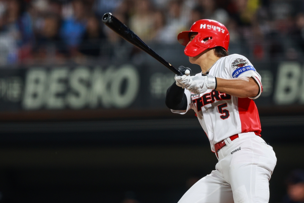 13일 오후 광주-KIA챔피언스필드에서 열린 '2025 신한 SOL Bank KBO리그' 롯데 자이언츠와 KIA 타이거즈의 경기, 5회말 2사 1, 2루 KIA 김도영이 2타점 2루타를 날리고 있다. KIA 타이거즈