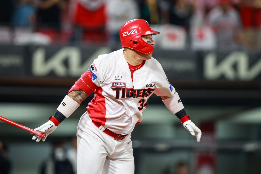 13일 오후 광주-KIA챔피언스필드에서 열린 '2025 신한 SOL Bank KBO리그' 롯데 자이언츠와 KIA 타이거즈의 경기, 5회말 2사 2루 KIA 최형우가 1타점 적시타를 치고 있다. KIA 타이거즈