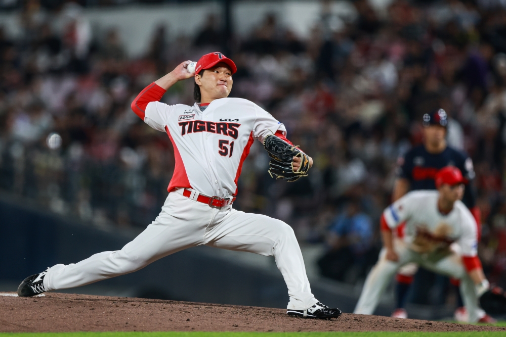 13일 오후 광주-KIA챔피언스필드에서 열린 '2025 신한 SOL Bank KBO리그' 롯데 자이언츠와 KIA 타이거즈의 경기, KIA 전상현이 공을 힘차게 던지고 있다. KIA 타이거즈
