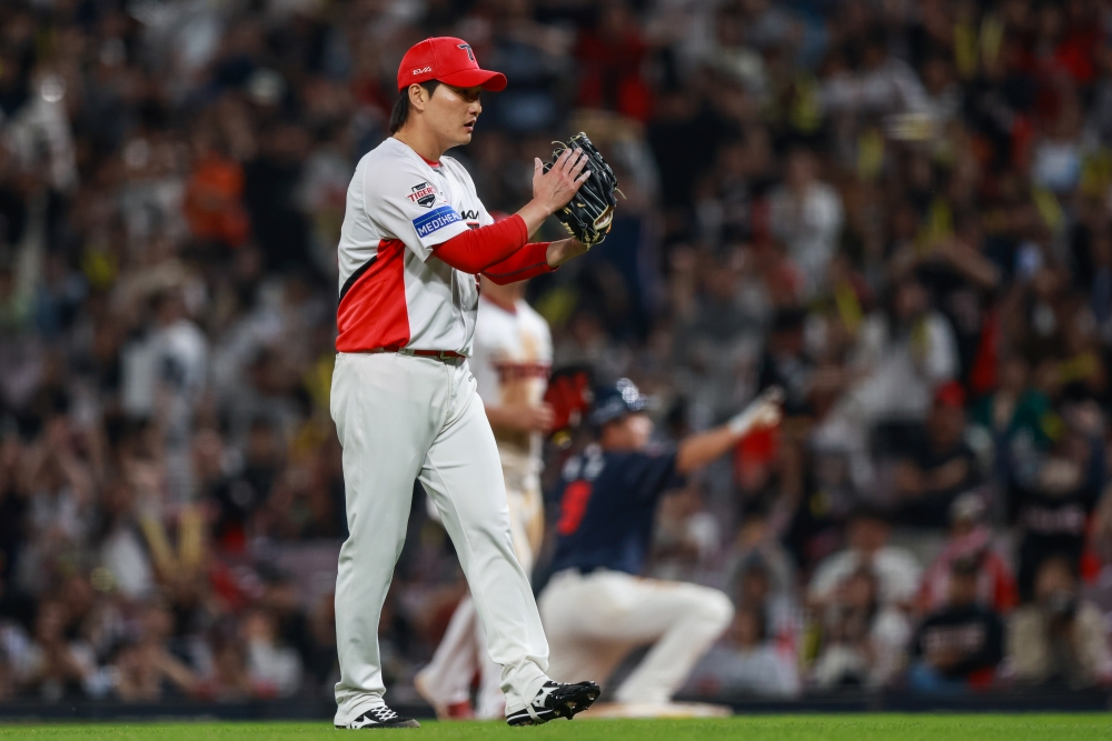 13일 오후 광주-KIA챔피언스필드에서 열린 '2025 신한 SOL Bank KBO리그' 롯데 자이언츠와 KIA 타이거즈의 경기, KIA 전상현이 박수를 치고 있다. KIA 타이거즈