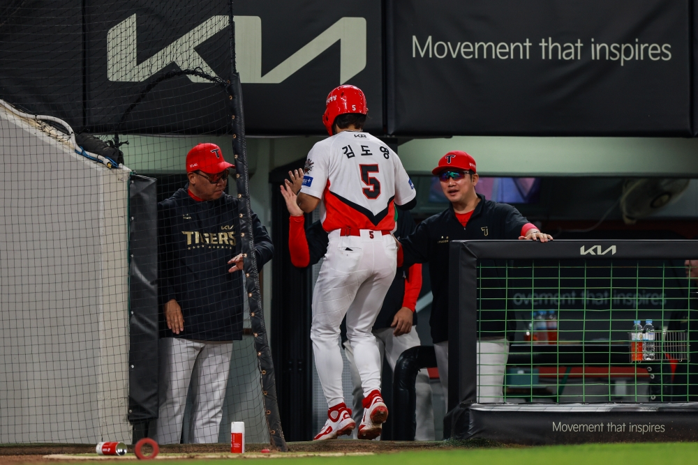 13일 오후 광주-KIA챔피언스필드에서 열린 '2025 신한 SOL Bank KBO리그' 롯데 자이언츠와 KIA 타이거즈의 경기, 5회말 2사 2루 KIA 최형우의 1타점 적시타 때 김도영이 득점하고 있다. KIA 타이거즈