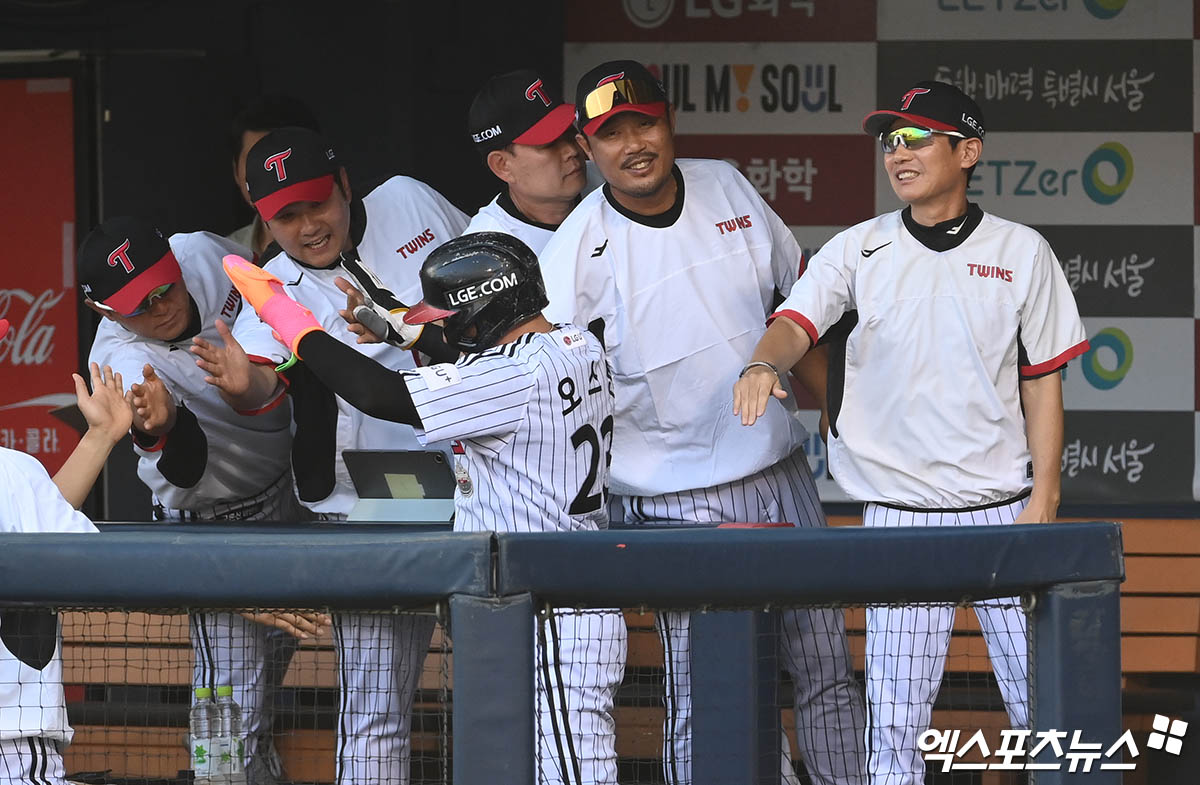 LG 내야수 오스틴(가운데)은 13일 잠실구장에서 열린 '2025 신한 SOL Bank KBO 리그' 키움과 주중 3연전 첫 번째 경기에서 3번 지명타자로 선발 출전했다. 부상 복귀 첫 타석부터 홈런을 쏘아 올려 공격에 활력을 불어넣었다. 7회말에는 결승포를 쳐 승리에 혁혁한 공을 세웠다. 엑스포츠뉴스 DB