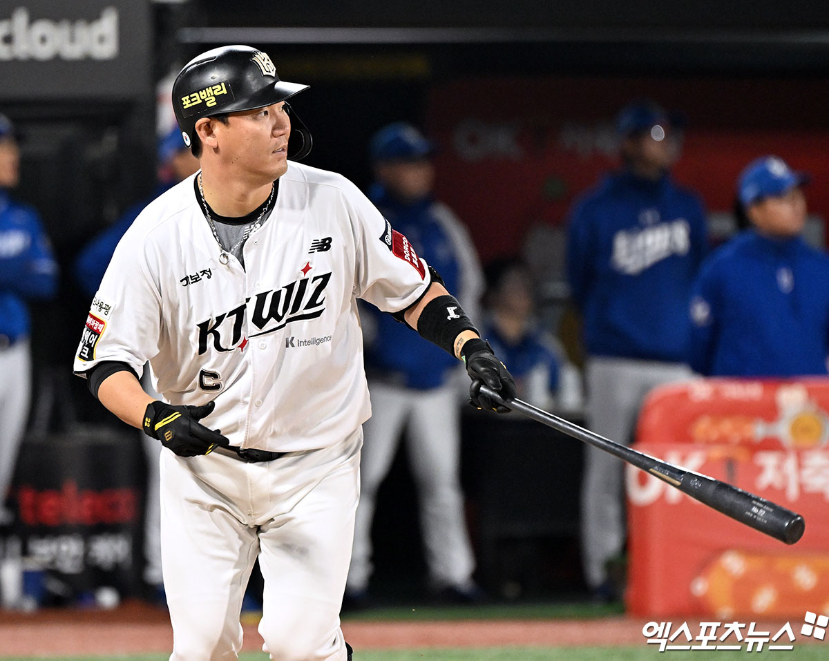 KT 위즈 장성우가 경기에서 타격 후 타구를 바라보고 있다. 엑스포츠뉴스 DB