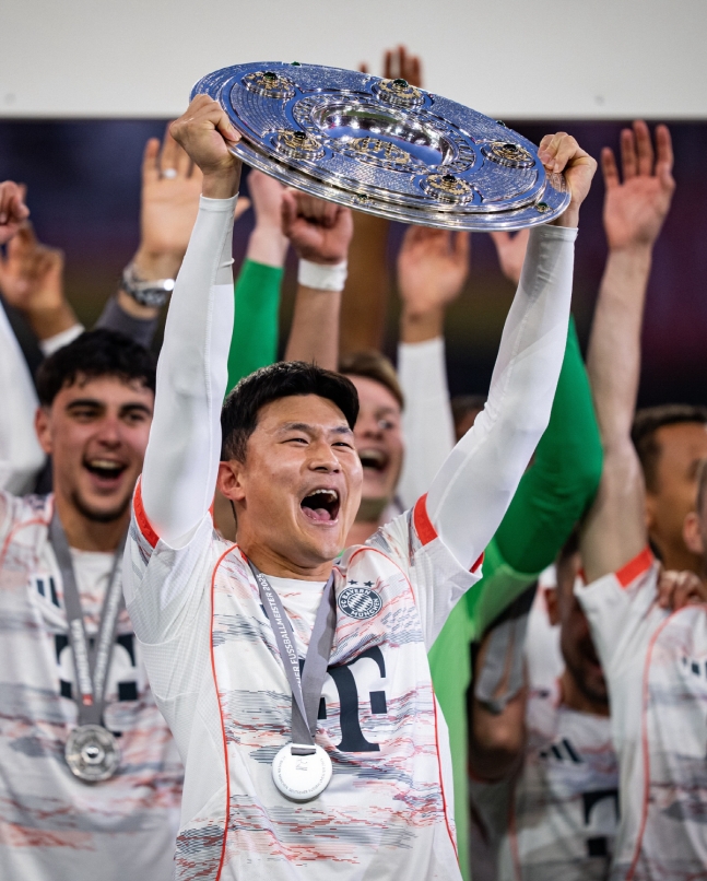 김민재가 잉글랜드, 이탈리아, 사우디아라비아 등으로의 이적을 추진하는 것으로 알려졌으나 이 작업이 중단됐다는 주장이 나왔다. 김민재 잔류가 유력한 상황이다. 그 여파로 바이에른 뮌헨은 새로운 센터백 영입 추진을 중단했다. '스카이 스포츠 독일' 소속 플로리안 플레텐베르크는 13일 자신의 사회관계망서비스(SNS)를 통해 '뮌헨은 지금 김민재 매각 여부가 확실하지 않다. 그래서 딘 하위선(본머스) 영입을 추진하지 않기로 했다'라고 주장했다. 하위선은 2005년 스페인 수비수로 현재 프리미어리그 본머스에서 센터백으로 뛰고 있다. 뮌헨, 맨시티, 레알 마드리드 등 전세계 유럭 구단의 스카우트 제의를 한 몸에 받고 있는 중이다. 연합뉴스