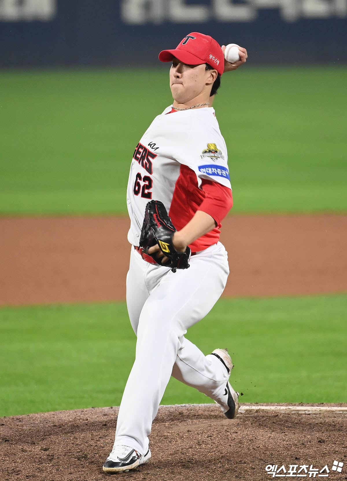 28일 오후 광주기아챔피언스필드에서 열린 '2024 신한 SOL Bank KBO 한국시리즈' 삼성 라이온즈와 KIA 타이거즈의 5차전 경기, 8회초 2사 만루 KIA 정해영이 역투하고 있다. 엑스포츠뉴스 DB