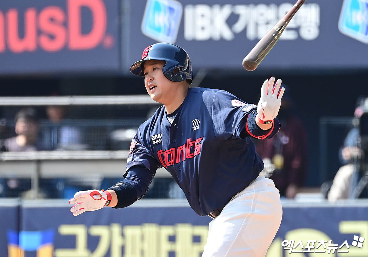 22일 오후 서울 송파구 잠실야구장에서 열린 '2025 신한 SOL Bank KBO리그' 롯데 자이언츠와 LG 트윈스의 경기, 롯데 유강남이 타격하고 있다. 엑스포츠뉴스 DB