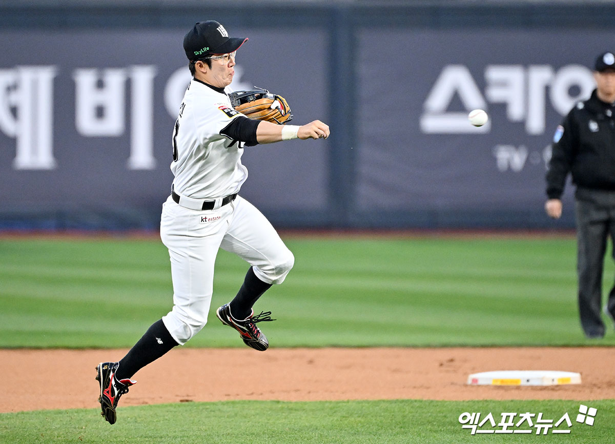 KT 위즈 내야수 허경민이 경기에서 수비하고 있다. 엑스포츠뉴스 DB