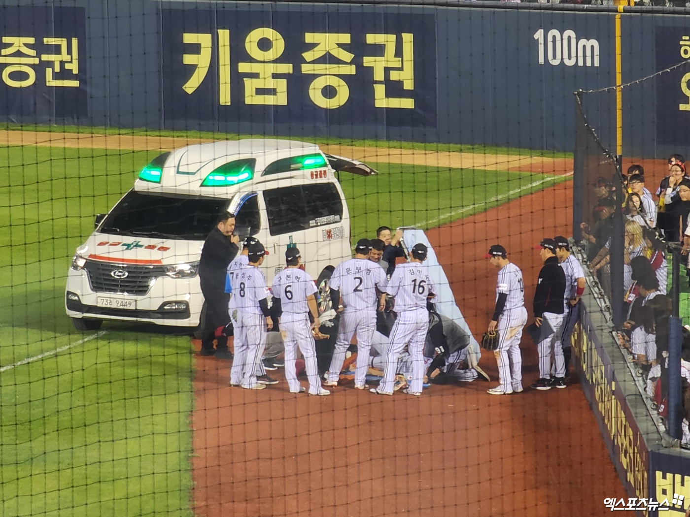 LG 외야수 홍창기는 13일 잠실구장에서 열린 '2025 신한 SOL Bank KBO 리그' 키움과 주중 3연전 첫 번째 경기에서 1번타자 우익수로 선발 출전했다. 홈런포를 포함해 3타점으로 공격에 활력을 불어넣었으나 경기 종료 직전 수비 과정에서 다쳐 구급차를 타고 병원으로 후송됐다. 잠실, 박정현 기자